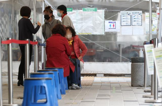 코로나19 확진자가 2일 연속 4만 명대로 집계된 26일 오후 서울 마포구보건소 선별진료소에서 검사를 받으려는 시민들이 대기하고 있다. 뉴시스