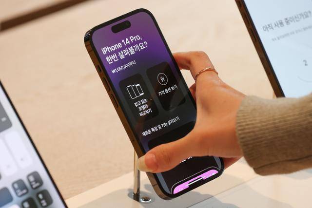 애플이 전자제품 충전단자를 USB-C 타입으로 바꾸기로 하면서 삼성전자 갤럭시 충전기로 애플의 아이폰을 충전할 수 있게 될 전망이다. 7일 서울 중구에 위치한 명동 애플스토어를 찾은 한 소비자가 아이폰14 제품을 살펴보고 있다. 연합뉴스