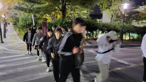24일 오후 서울 성북구 고려대학교 캠퍼스에서 'FC엘리제'가 기초체력훈련을 하고 있다. 일부 선수들은 달리기 속도를 높이기 위해 다리에 모래주머니를 찼다. 최서인 기자