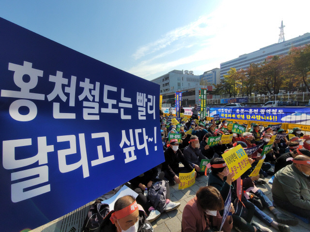 ▲ 홍천과 양평 주민들이 용문~홍천 철도 예타면제 조기착공을 위해 상경집회를 진행 했다. 27일 용산 전쟁기념관 주변은 ‘홍천철도 조기착공’을 외치는 홍천, 양평 주민 약 600여명으로 가득찼다.