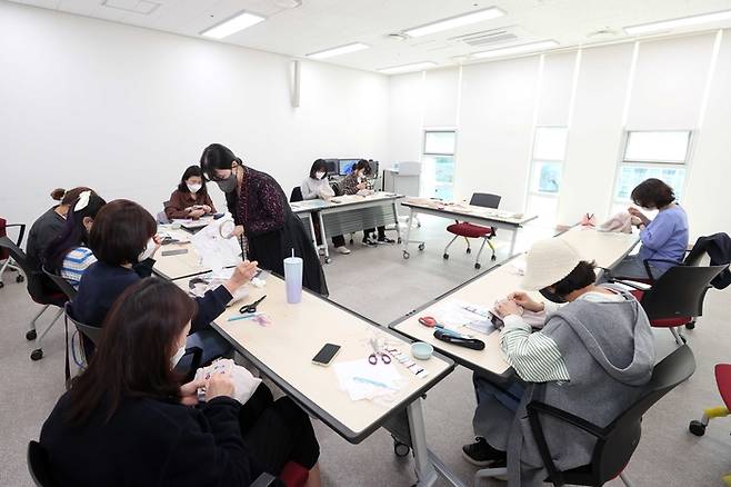 지난 25일 경기 용인시 수지구 상현도서관에서 운영하는 프랑수자수 강좌에 참여한 주민들이 수를 놓고 있다. /용인시 제공