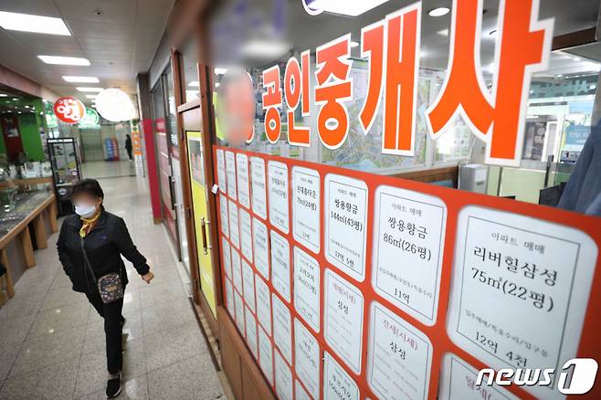 (서울=뉴스1) 성동훈 기자 = 19일 서울 시내의 한 건물에 위치한 공인중개사 사무실 모습.  2021.10.19/뉴스1