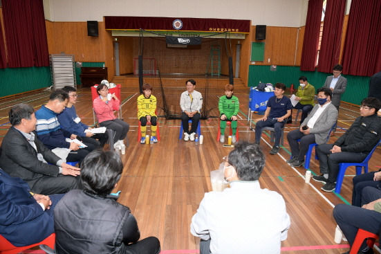 강기정 광주광역시장이 26일 오후 하남중앙초등학교에서 열린 정책소풍에 참석해 여자축구부 학생 및 학부모, 시교육청 관계자 등과 학교체육 관련 의견을 청취하고 있다./사진=광주시