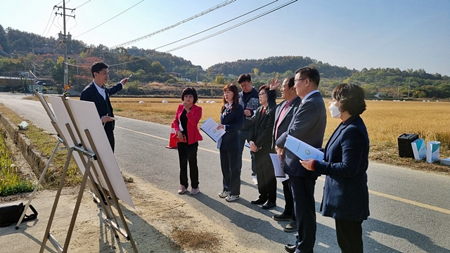 달서구의회 운영위원회 위원들이 27일 군위군 관계자들로부터 통합신공항 관련 사업에 대한 브리핑을 하고 있다./사진제공=경북 군위군