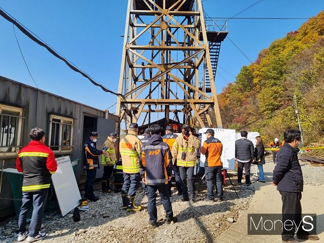 소방당국 관계자들이 구조를 위해 매몰된 광산으로 진입하고 있다./사진=황재윤 기자