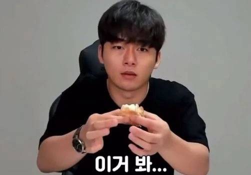 유튜버 송대익이 지난 2020년 6월 배달원이 음식을 빼먹었다고 조작 방송을 하는 장면. [온라인 커뮤니티 캡처]