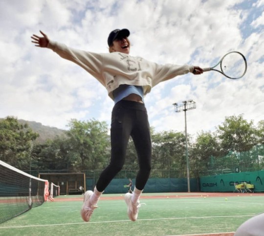 So Yoo-jin told me about her recent healthful status.So Yoo-jin released the photo on October 26 with the words Exciting Tennis.In the photo, So Yoo-jin is jumping in the background of a blue tennis court. Exercise Uniforms reveal solid abdominal muscles.As she has consistently revealed her love of tennis with her husband Baek Jong-won, her thorough self-management stands out.On the other hand, So Yoo-jin has one male and two female married to Baek Jong-won, a restaurant business.He is also currently on the stage of Play Kim Ji Young 82.