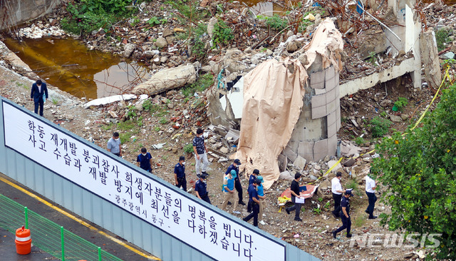 [광주=뉴시스] 류형근 기자 = 광주지법이 27일 오전 광주 동구 학동 재개발구역 17명의 사상자가 발생한 붕괴참사 현장에서 업무상 과실치사상 등의 혐의로 구속기소된 하청업체 현장 관리자와 재하청 업체 굴착기 기사에 대해 현장검증을 하고 있다.  2021.08.27. hgryu77@newsis.com