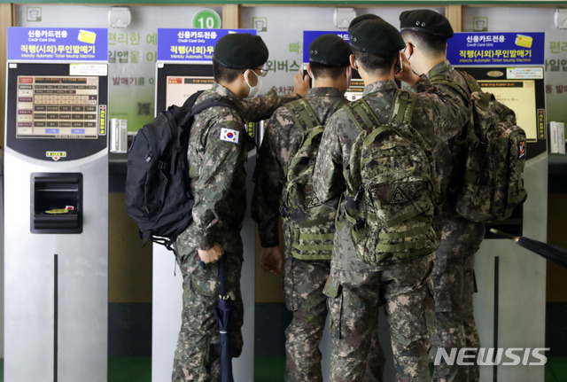 [서울=뉴시스]최진석 기자 = 병사들이 휴가를 다녀온 후 현 병영생활관에서 예방적 격리를 하는 단체 휴가 제도가 시작된 10일 서울 광진구 구의동 동서울터미널에 군장병이 보이고 있다. 병사들은 중대, 소대 단위로 단체로 휴가를 다녀온 뒤 기존의 병영생활관에서 14일간 단체로 격리에 들어가고 이 기간 두 차례의 PCR 검사를 실시해야 한다. 2021.05.10. myjs@newsis.com