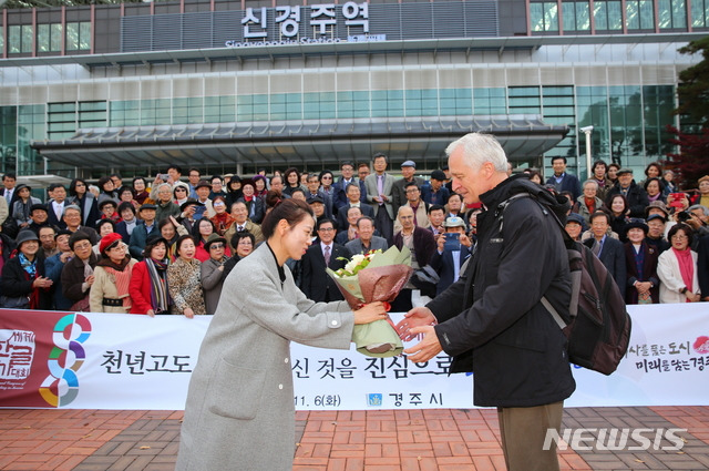 【경주=뉴시스】 이은희 기자 = 제4회 세계한글작가대회 참석차 경주를 찾은 명예경주시민인 알브레히트 후베 독일 본대학 명예교수에게 환영 꽃다발을 전달하고 있다. 2018.11.07. (사진= 경주시 제공)photo@newsis.com