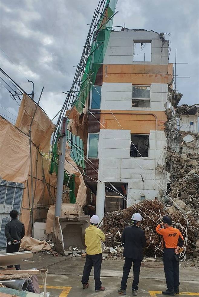 [울산=뉴시스]지난 26일 오전 울산 남구 신정동의 한 5층짜리 건축물 철거공사 현장에서 비계(건축공사용 임시가설물)가 도로 쪽으로 기울지는 사고가 발생했다. (사진=울산 남구 제공) photo@newsis.com *재판매 및 DB 금지