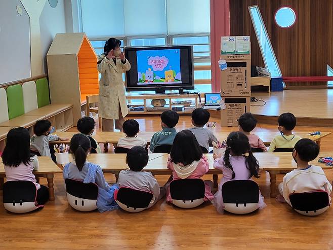 어린이집 '종이팩 분리배출 및 수거' 관련 교육모습. 한국순환자원유통지원센터 제공