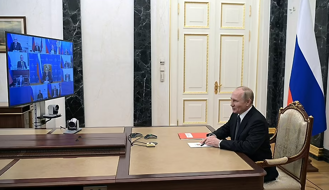 세르게이 쇼이구 러시아 국방장관은 25일(현지시간) 블라디미르 푸틴 러시아 대통령이 탄도·순항 미사일의 발사 등 대규모 핵 공격 훈련을 참관했다고 밝혔다. 로이터 연합뉴스