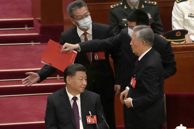 10월22일 중국 베이징 인민대회당에서 열린 중국 공산당 20차 전국대표대회(당대회) 폐막식 도중 후진타오 전 주석이 갑자기 퇴장하고 있다. ⓒ연합뉴스