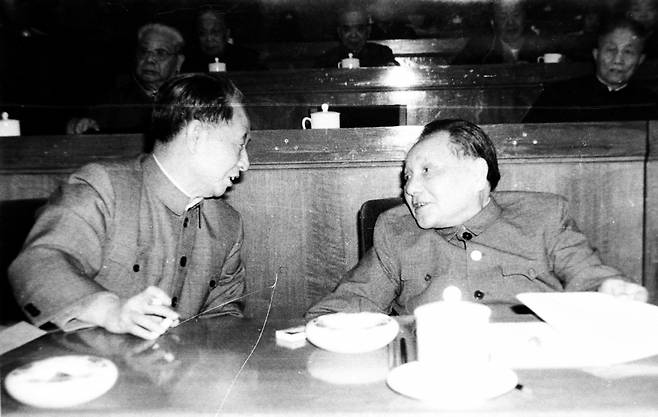 1982년 11월 전인대 회의 석상에서의 덩샤오핑과 후야오방. 현재 이 사진은 중국에서 공개가 금지되어 있다. ⓒ후야오방추모위원회 제공