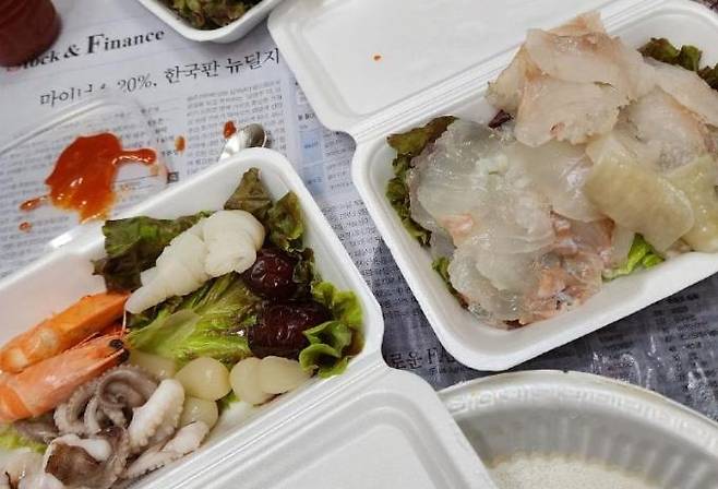 인천 월미도 한 횟집서 포장한 9만원짜리 회 [인터넷 커뮤니티 캡처. 재판매 및 DB 금지]