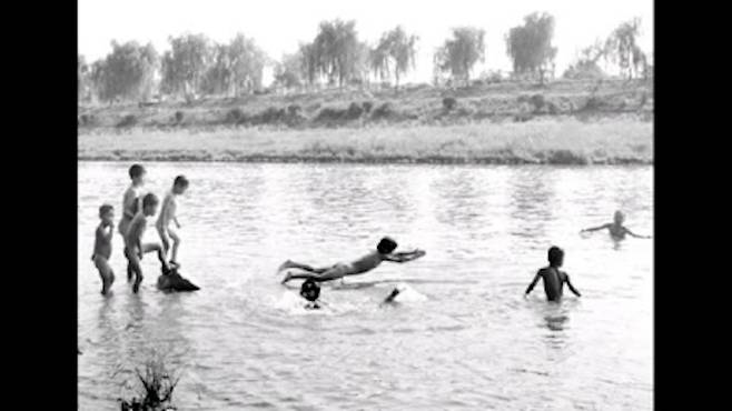 청주의 옛 흑백사진, 무심천에서 수영하는 아이들