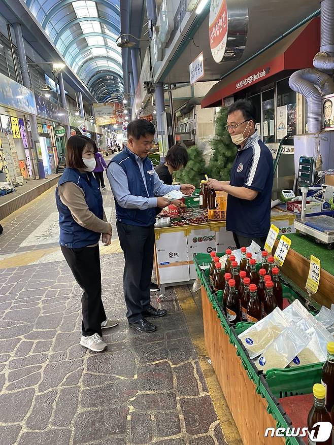 정진석 전공노 보은군지부장과 조합원이 전통시장에서 장을 보고 있다. (전공노 보은군지부 제공)