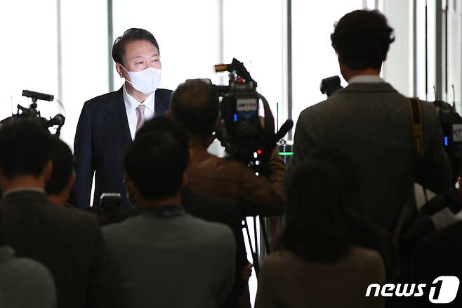 윤석열 대통령이 28일 오전 용산 대통령실로 출근하고 있다. 2022.10.28/뉴스1 ⓒ News1 안은나 기자