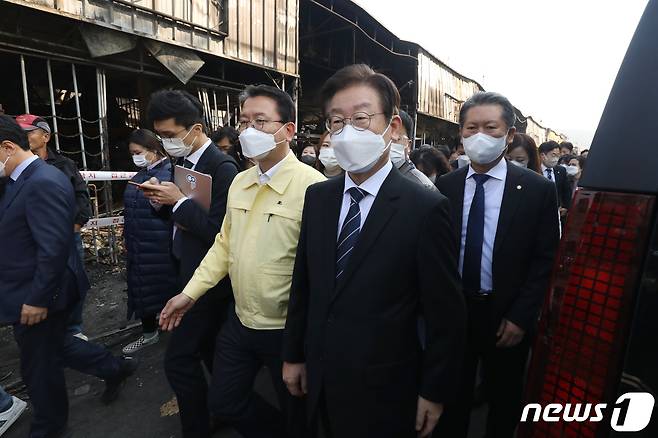 이재명 더불어민주당 대표가 28일 오전 대구 북구 농수산물도매시장(매천시장) 화재 현장을 찾아 피해 상황을 살펴보고 있다. 2022.10.28/뉴스1 ⓒ News1 공정식 기자