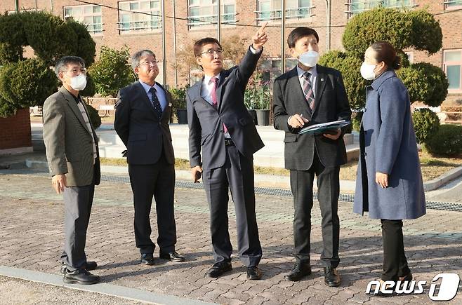 28일 오후 윤건영 충북교육감이 단양고등학교를 찾아 "(양방산 케이블카 사업으로) 단양고등학교 학생들의 학습권이 침해돼서는 안 된다"라고 했다. 윤 교육감이 학교 관계자 등과 케이블카 설치 예정지 등을 살피고 있다.(충북교육청 제공)/ 뉴스1