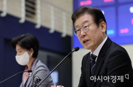 이재명 더불어민주당 대표가 27일 서울 여의도 한국거래소에서 열린 '금융위기 대책 마련 긴급 현장점검'에 참석, 모두발언을 하고 있다./윤동주 기자 doso7@