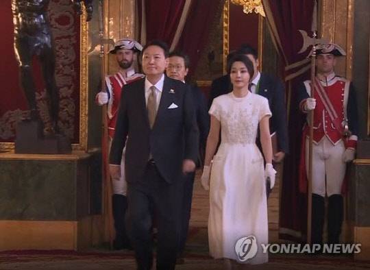 지난 6월 스페인 마드리드에서 열린 북대서양조약기구(NATO) 정상회의 참석차 스페인을 방문한 윤석열 대통령과 김건희 여사. [연합뉴스]