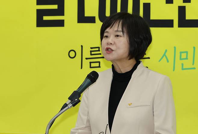 정의당 이정미 신임 대표가 28일 국회에서 열린 제7기 당대표 선출 보고대회에서 당선이 확정된 뒤 수락 연설을 하고 있다. 연합뉴스