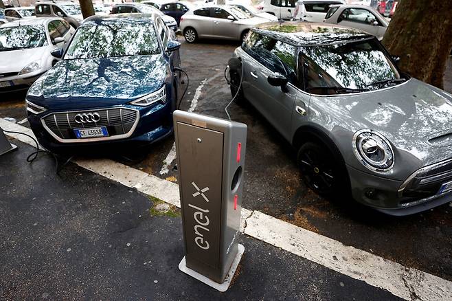 이탈리아 로마 시내에서 전기차들이 충전하고 있다. 유럽연합은 2035년부터 휘발유 등 화석연료를 쓰는 자동차 신차 판매를 금지하는 방침을 확정했다. 로마/로이터 연합뉴스