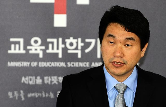 2011년 11월 7일 교육과학기술부 장관이던 이주호 현 교육부 장관 후보자가 서울 정부중앙청사 합동브리핑룸에서 대학 구조조정 방침에 따라 명신대와 성화대 폐쇄 명령을 발표하고 있다. 한국일보 자료사진