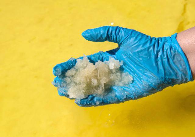 9월 12일 칠레 칼라마 주 아타카마 소금 사막에서 세계 2위 리튬 생산업체 칠레의 SQM(Sociedad Quimica y Minera de Chile)이 소금물을 증발시켜 노란색의 탄산리튬을 만들어 내고 있다. 칼라마=AFP 연합뉴스