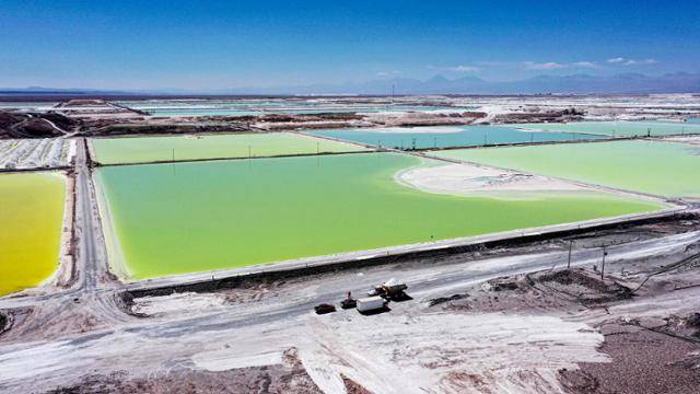 9월 12일 칠레 칼라마 주 아타카마 소금 사막에서 세계 2위 리튬 생산업체 칠레의 SQM(Sociedad Quimica y Minera de Chile)이 소금물을 증발시켜 노란색의 탄산리튬을 만들어 내고 있다. 칼라마=AFP 연합뉴스