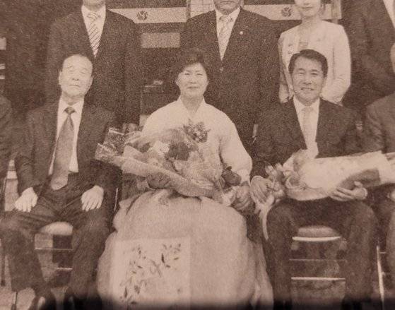 2010년 7월 초선 양산시장 취임식 날 기념촬영을 하는 나동연 양산시장 아버지 나진관씨(왼쪽부터), 아내 정희자씨, 나 시장. 사진 나동연 양산시장 자서전 '기러기의 여정' 캡처