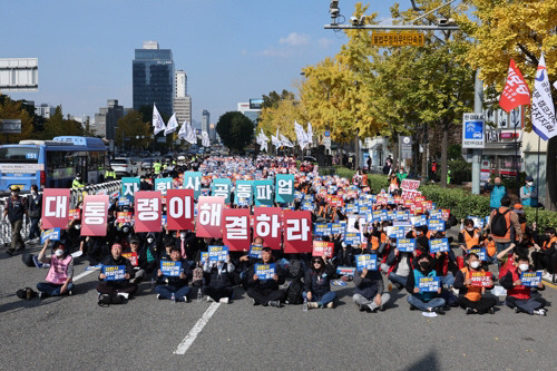 28일 오후 민주노총 조합원들이 서울 용산구 삼각지역 사거리에서 열린 '공공기관 자회사 파업투쟁 결의대회'에서 자회사 착취구조 개선과 현장인력 충원을 촉구하고 있다. [자료=연합뉴스]