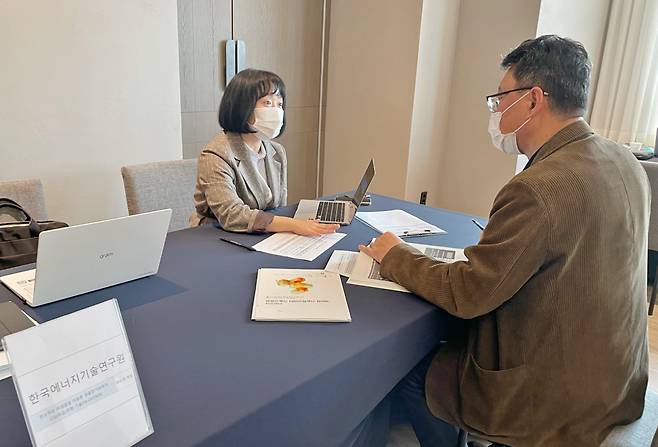 한국에너지기술연구원 관계자가 기업과 기술상담을 진행하고 있는 모습.[한국에너지기술연구원 제공]