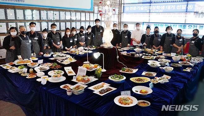 [창원=뉴시스] 홍정명 기자= 지난 27일 오후 마산대학교 ‘웰빙관’에서 열린 '맛스터 쉐프 요리경연대회'에 참여한 제2회 창원 맛스터 요리학교 입학 음식점 대표 20명이 요리 대결을 펼친 후 기념촬영을 하고 있다.(사진=마산대 제공) 2022.10.28. photo@newsis.com