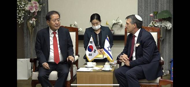 홍준표 대구시장이 아키바 토르 주한 이스라엘 대사를 만나고 있다. 대구시 제공