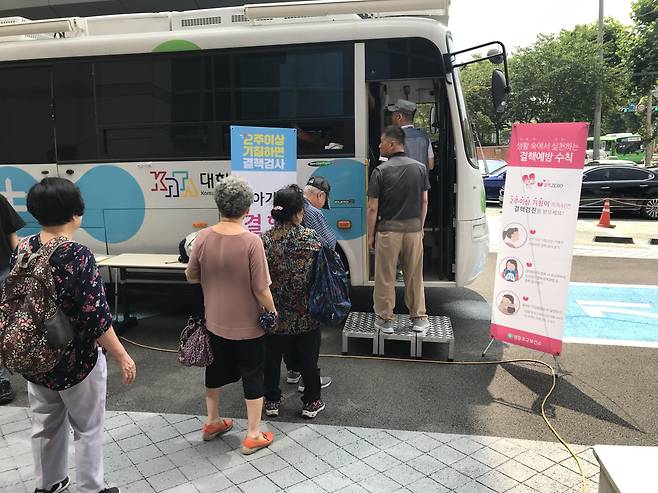 지난해 진행된 찾아가는 무료 결핵 이동검진에서 구민들이 검진을 받기 위해 대기하고 있다.영등포구 제공