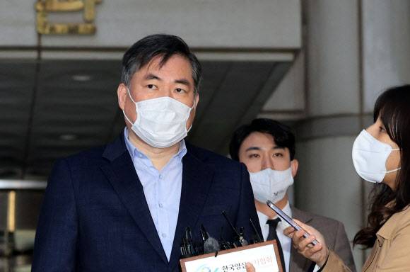 유동규 전 성남도시개발공사 본부장이 28일 오후 서울 서초구 서울중앙지법에서 열린 대장동 개발 사업 로비?특혜 의혹 관련 속행 공판을 마치고 나와 취재진 질문에 답하고 있다. 2022.10.28 연합뉴스