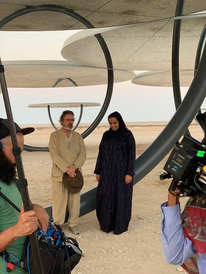 공공예술 작품으로 빛낸 사막 위      (알 샤말[카타르]=연합뉴스) 김예나 기자 = 지난 24일(현지시간) 카타르 도하에서 100㎞ 정도 떨어진 북부 사막에 설치된 세계적 아티스트 올라퍼 엘리아슨의 작품 '섀도즈 트래블링 온 더 시 오브 더 데이'(Shadows travelling on the sea of the day)을 보러 셰이카 알 마야사 빈트 하마드 빈 칼리파 알사니 공주가 찾은 모습. 2022.10.27
    yes@yna.co.kr