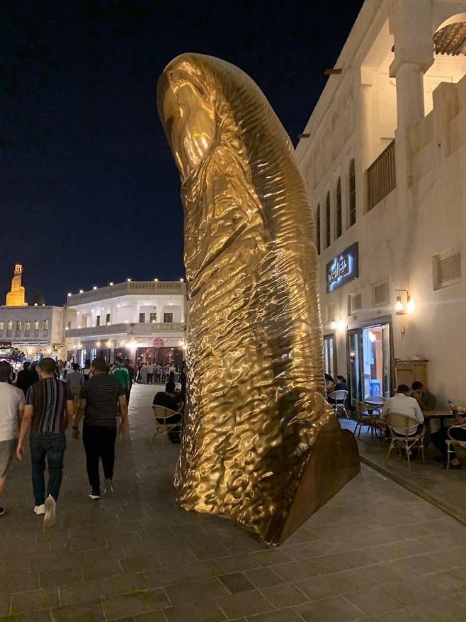 수크 와키프 시장의 '엄지손가락' (도하=연합뉴스) 김예나 기자 = 지난 23일(현지시간) 카타르 도하의 시장인 수크 와키프(Souq Waqif)에 프랑스 조각가 세자르 발다치니의 유명 작품인 '엄지손가락'이 설치돼 있다. 2022.10.27
yes@yna.co.kr