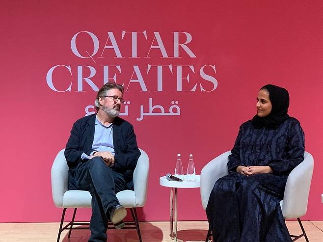 카타르의 예술을 고민하는 대담 (도하=연합뉴스) 김예나 기자 = 지난 25일(현지시간) 카타르 도하에 있는 이슬람예술박물관(MIA)에서 열린 '아트 포 투모로우'(Art for Tomorrow) 대담에 참여한 설치 미술가 올라퍼 엘리아슨과 셰이카 알 마야사 빈트 하마드 빈 칼리파 알사니 공주 모습. 2022.10.27
yes@yna.co.kr