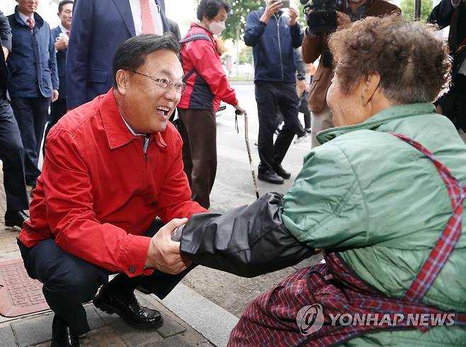 대구 서문시장 찾은 정진석 비대위원장 (대구=연합뉴스) 김현태 기자 = 국민의힘 정진석 비상대책위원장이 13일 대구 중구 서문시장을 찾아 상인들과 인사하고 있다. 2022.10.13 mtkht@yna.co.kr