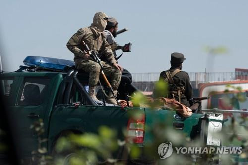 차를 타고 이동 중인 탈레반 대원.(기사내용과는 직접 관련 없음) [AFP 연합뉴스 자료사진. 재판매 및 DB 금지]