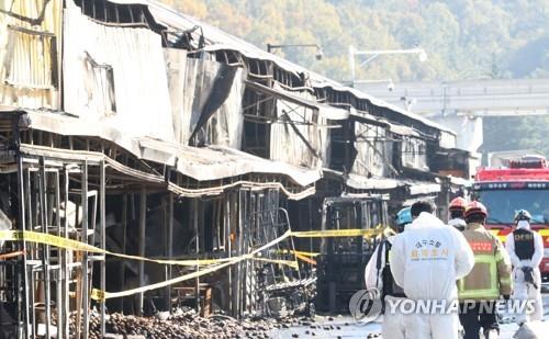 합동감식 돌입  (대구=연합뉴스) 황수빈 기자 = 26일 오전 대구 북구 매천동 농수산물 도매시장 화재 현장에서 합동감식이 진행되고 있다. 2022.10.26 hsb@yna.co.kr