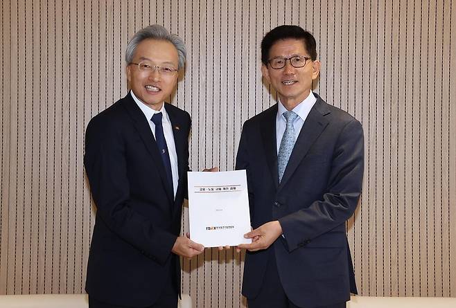 최진식 중견련 회장(왼쪽)과 김문수 경사노위 위원장 [한국중견기업연합회 제공]