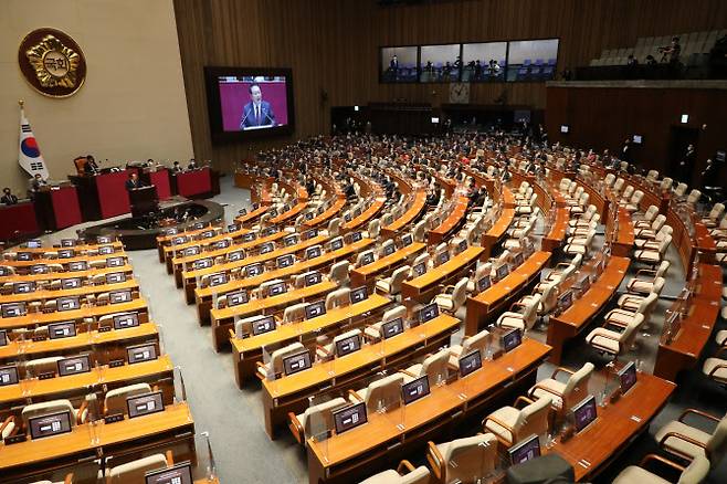 윤석열 대통령이 25일 서울 여의도 국회 본회의장에서 2023년도 예산안 시정연설을 하고 있다. 이날 더불어민주당 의원들이 불참해 자리가 비어 있다. (사진= 뉴시스)