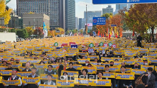 29일 서울 중구 코리아나 호텔 앞에서 양대노총이 ‘10·29 공공노동자 총력결의대회’ 집회를 진행하고 있다.(사진=이용성 기자)