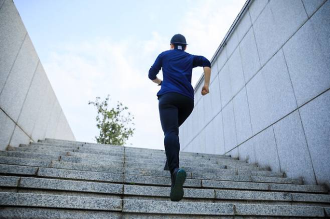 계단 오르기 등의 운동을 매일 2분만 해도 조기 사망 위험을 낮출 수 있다. [사진=게티이미지뱅크]