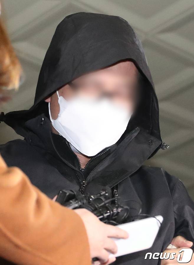 아내와 두 아들을 살해한 혐의를 받아 긴급체포된 40대 A씨가 26일 오후 경기 광명시 철산동 광명경찰서에서 나와 유치장으로 압송되고 있다. 2022.10.26/뉴스1 ⓒ News1 김영운 기자